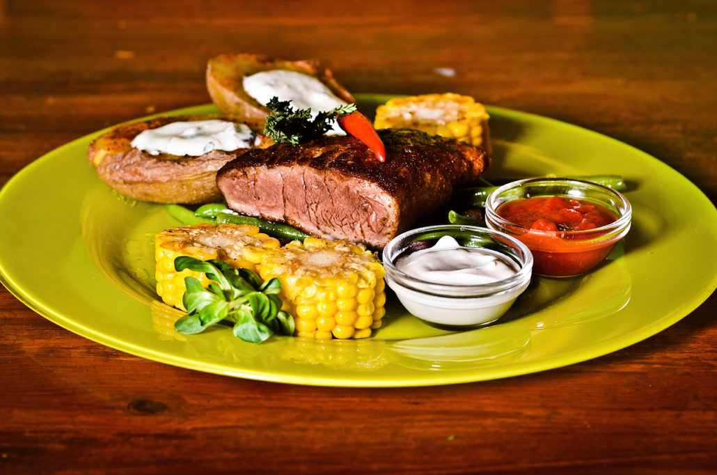 Steak s pečeným bramborem, klasem kukuřice, salsou a zakysanou smetanou