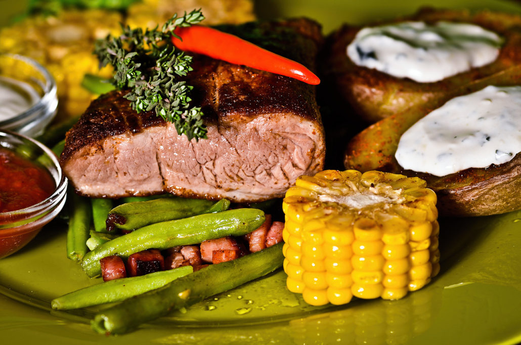 Steak s tymiánem, fazolkami se slaninou, kukuřicí a pečeným bramborem