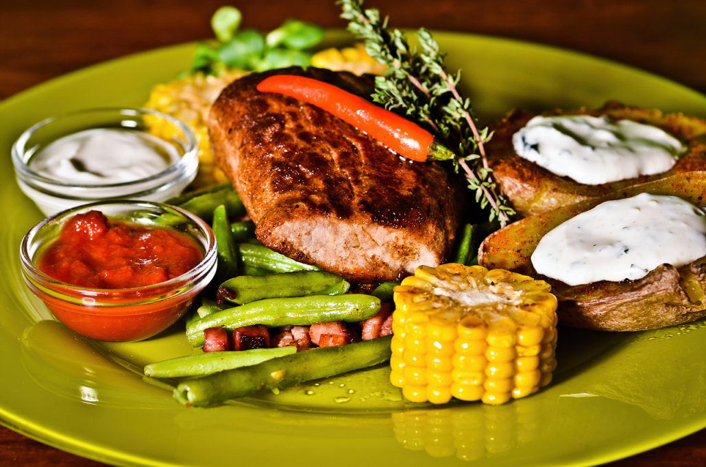 Steak s chilli a tymiánem, fazolky se slaninou, kukuřice a pečený brambor