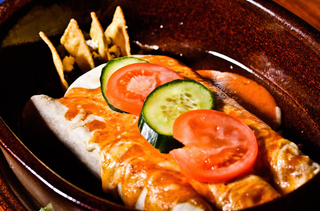 Enchiladas zapečené sýrem s plátky rajčete a okurky